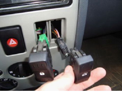 Две кнопки изъяты из консоли автомобиля