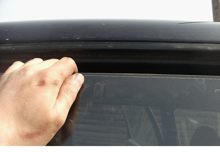 Рука на стекле автомобиля